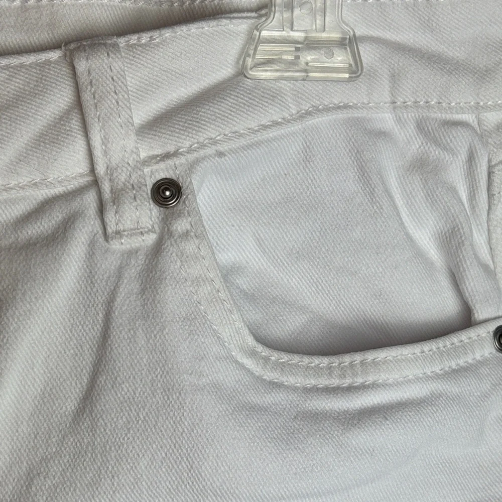 NWOT Celebrity Pink Cuffed White Bermuda Blossom Shorts RE Generation Mid Rise